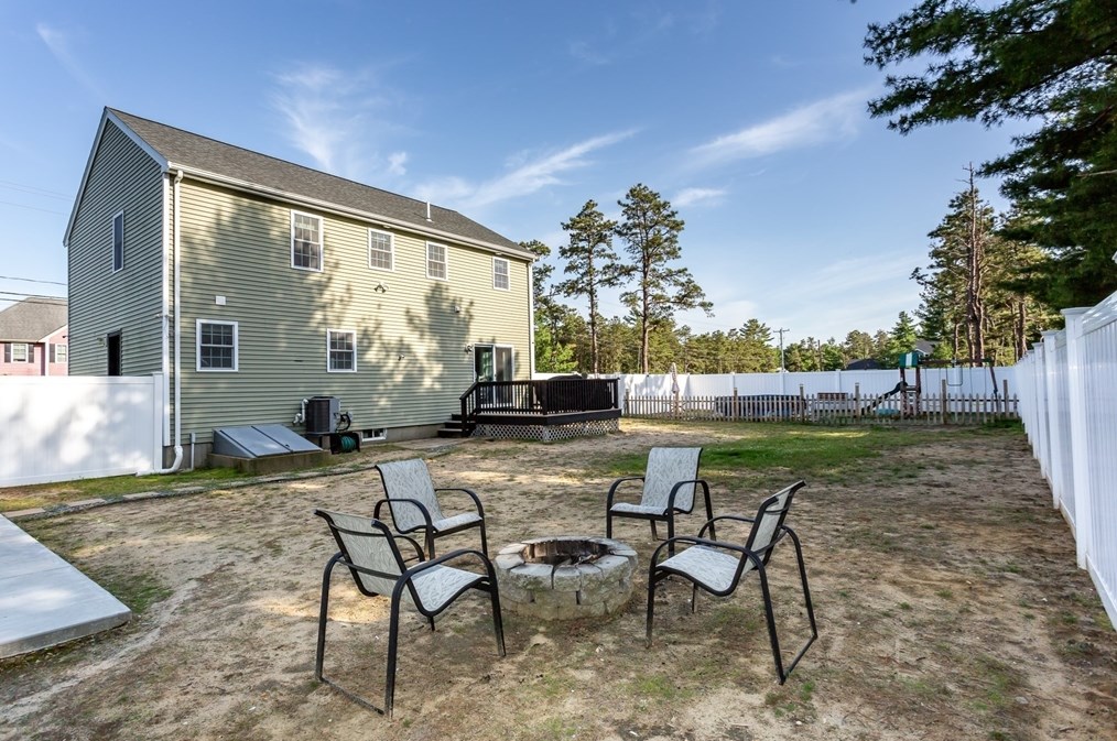 264 Charge Pond Rd, Wareham MA 02571-1114 exterior