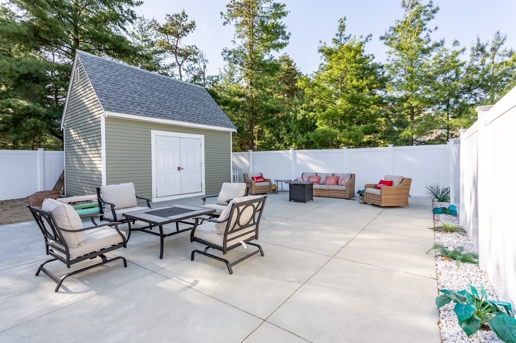 264 Charge Pond Rd, Wareham MA 02571-1114 exterior