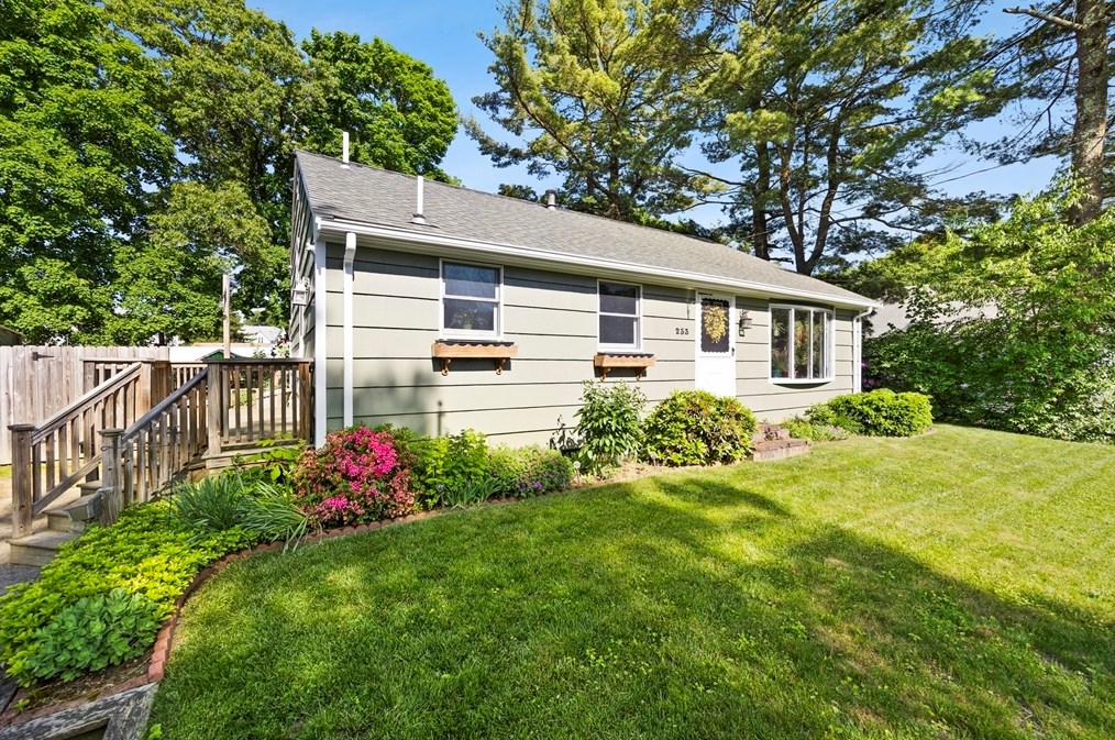 233 Sawtell Ave, Brockton, MA 02302