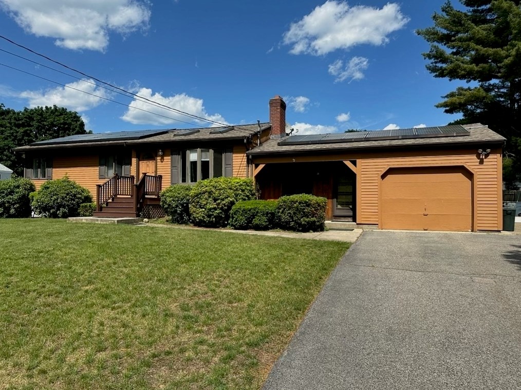 13 Hemlock Dr, Medway, MA 02053