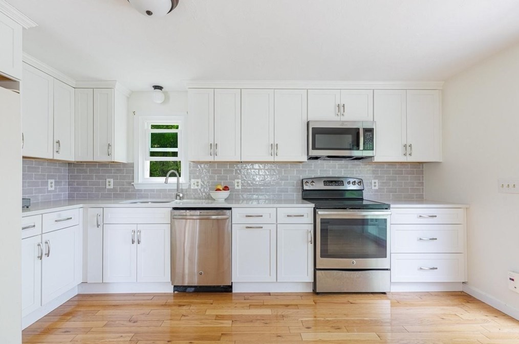 8 Cardinal Dr, Plymouth MA exterior