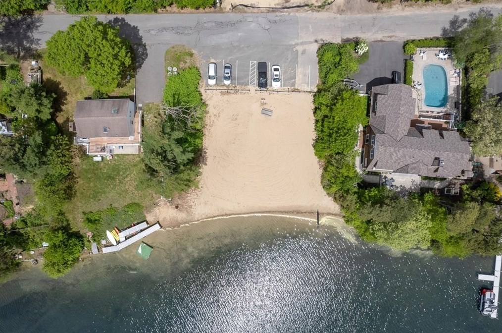 8 Cardinal Dr, Plymouth MA exterior