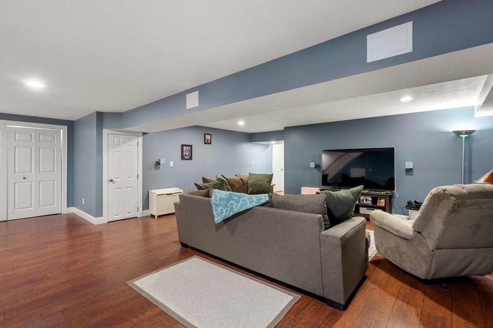 63 Vis Cir, Holden MA 01520-1951 exterior