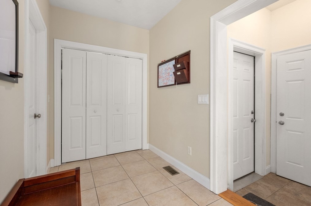 63 Vis Cir, Holden MA 01520-1951 exterior