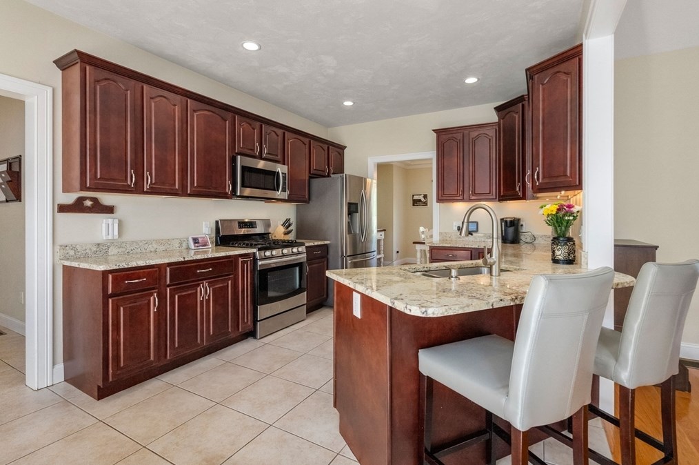 63 Vis Cir, Holden MA 01520-1951 exterior