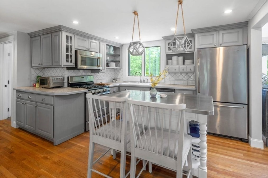 28 White Oak Dr, Plymouth, MA 02360 exterior