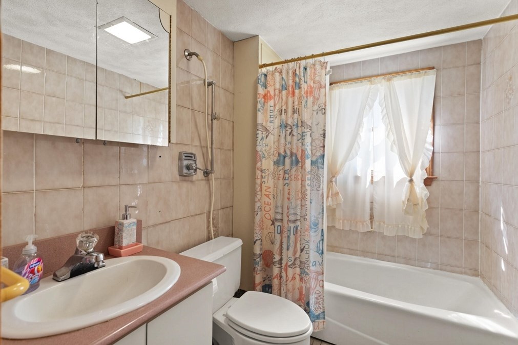 64 Howard St, Saugus MA 01906-4013 exterior