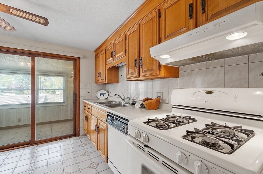 18 Derry Rd, Methuen MA 01844-5605 exterior