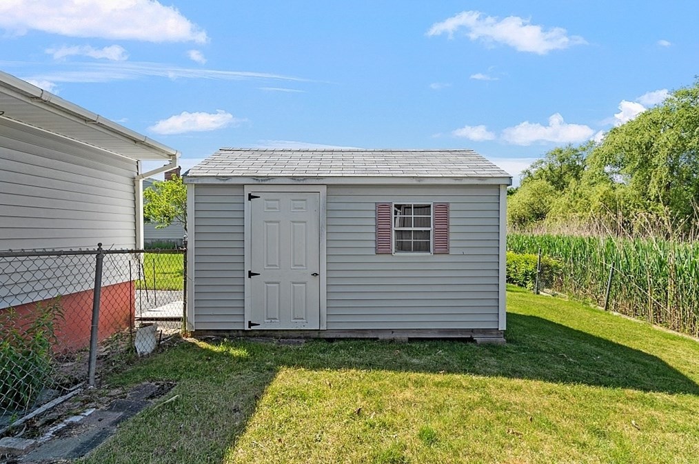 18 Derry Rd, Methuen MA 01844-5605 exterior