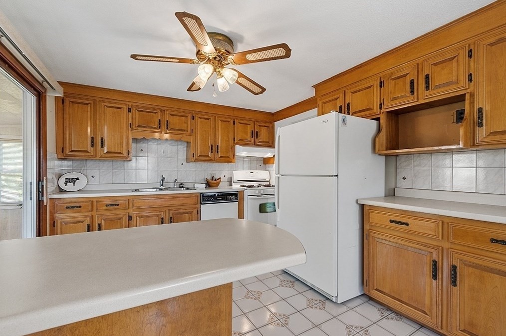 18 Derry Rd, Methuen MA 01844-5605 exterior