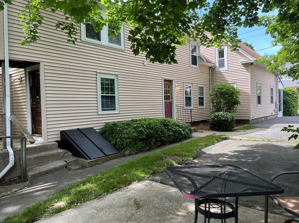 37 Fruit St, Milford, MA 01757-3232