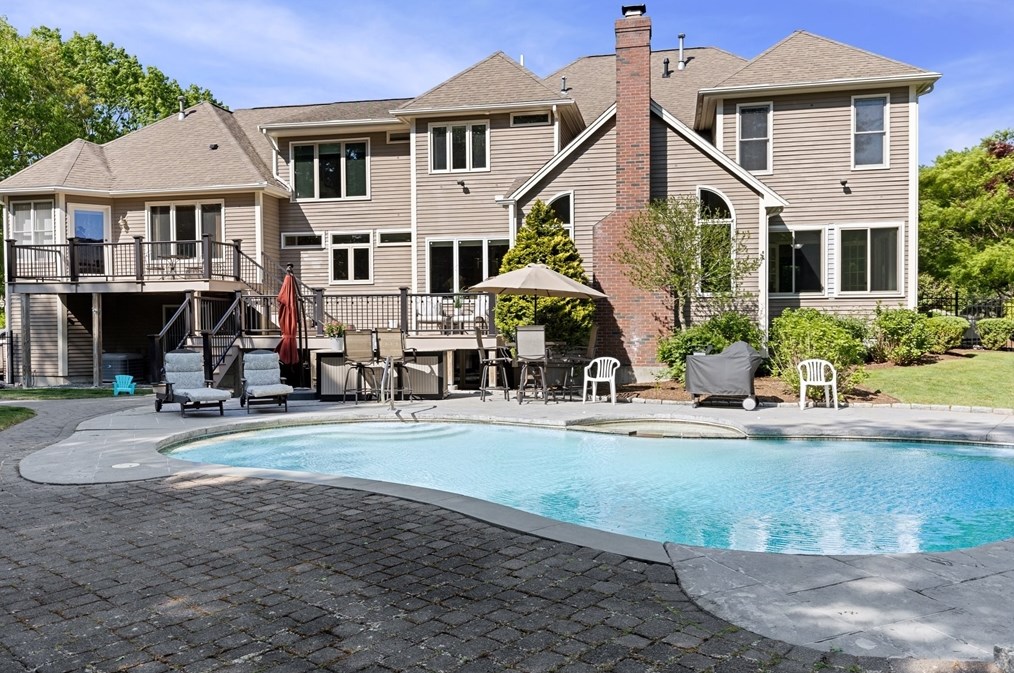 5 Linden Gln Rd, Canton MA 02021-4226 exterior