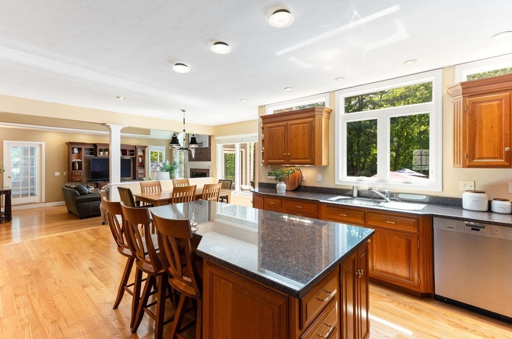 5 Linden Gln Rd, Canton MA 02021-4226 exterior