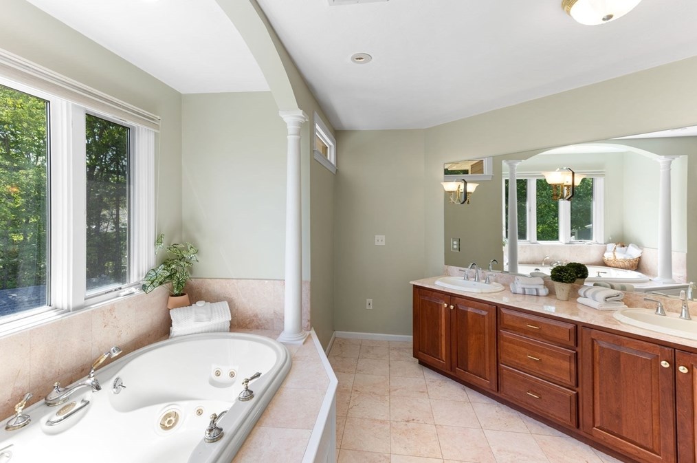 5 Linden Gln Rd, Canton MA 02021-4226 exterior