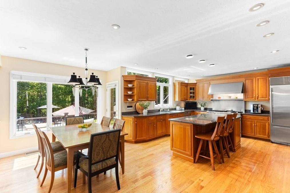 5 Linden Gln Rd, Canton MA 02021-4226 exterior