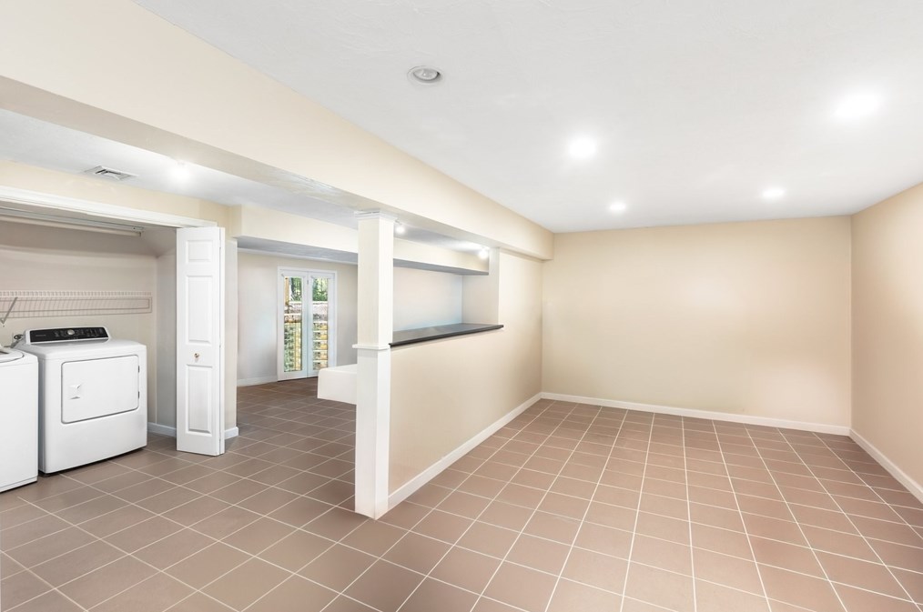 5 Linden Gln Rd, Canton MA 02021-4226 exterior