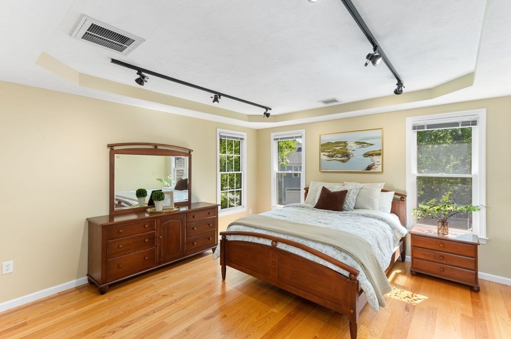 5 Linden Gln Rd, Canton MA 02021-4226 exterior