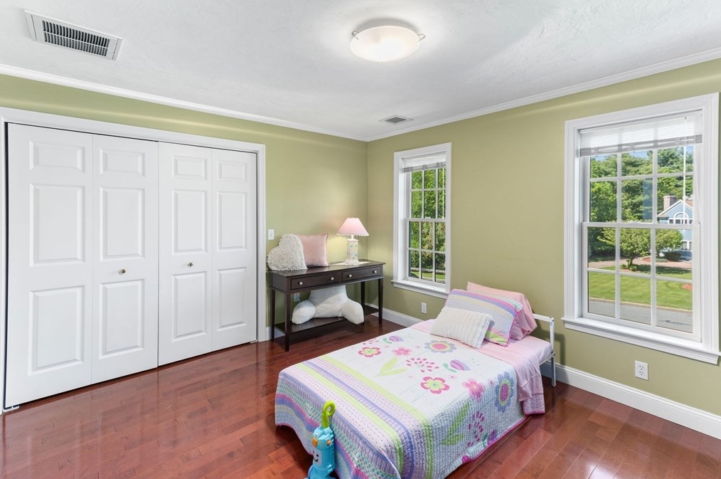 5 Linden Gln Rd, Canton MA 02021-4226 exterior