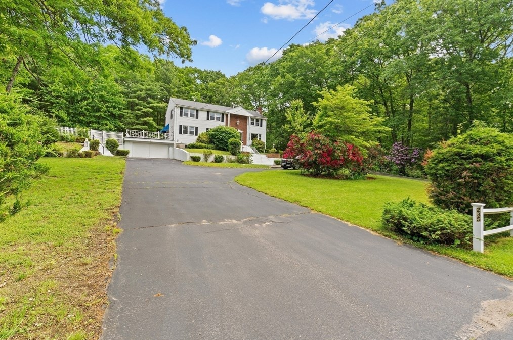235 Daniels St, Franklin MA 02038-1104 exterior
