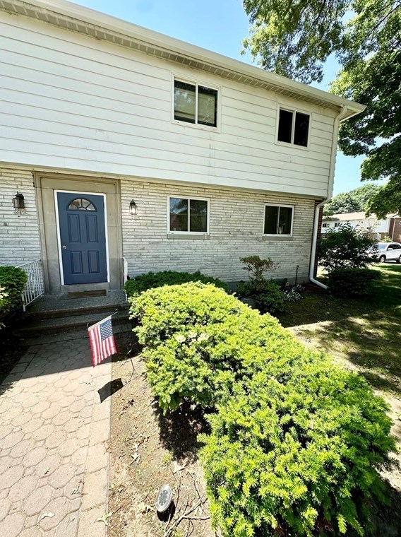 205 Bishop Dr #205, Framingham, MA 01702