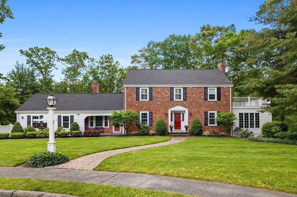 16 Jordan Rd, Lynnfield, MA 01940