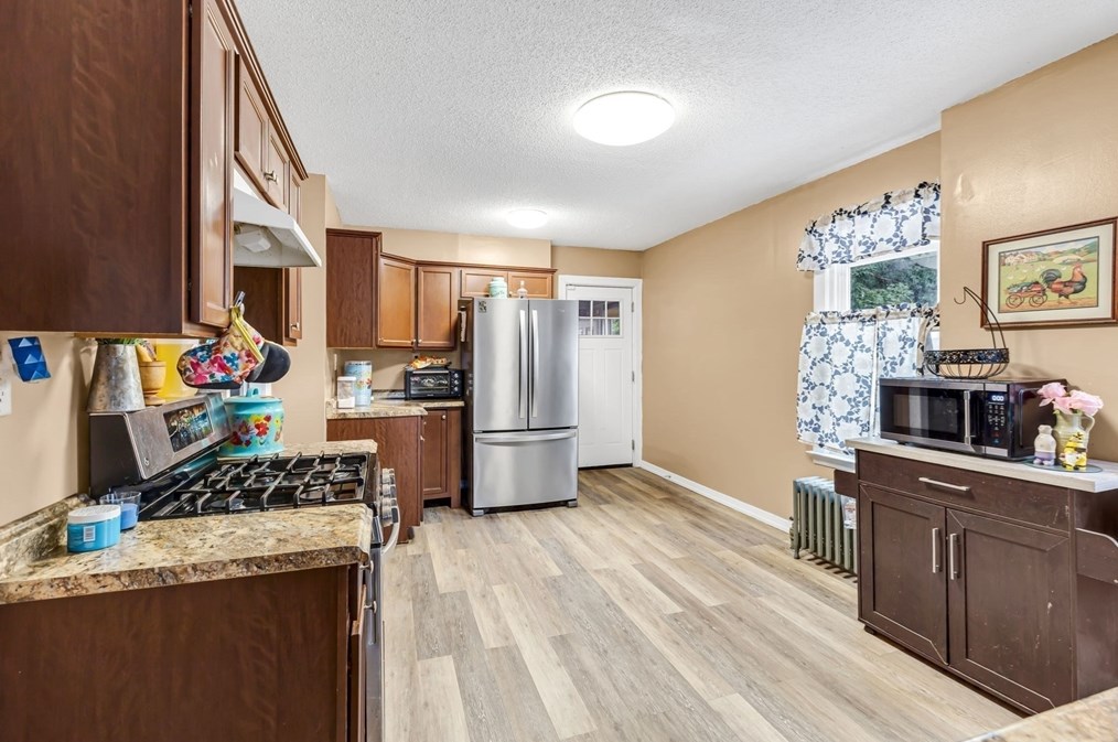 18 Kensington Ave, Springfield, MA 01108