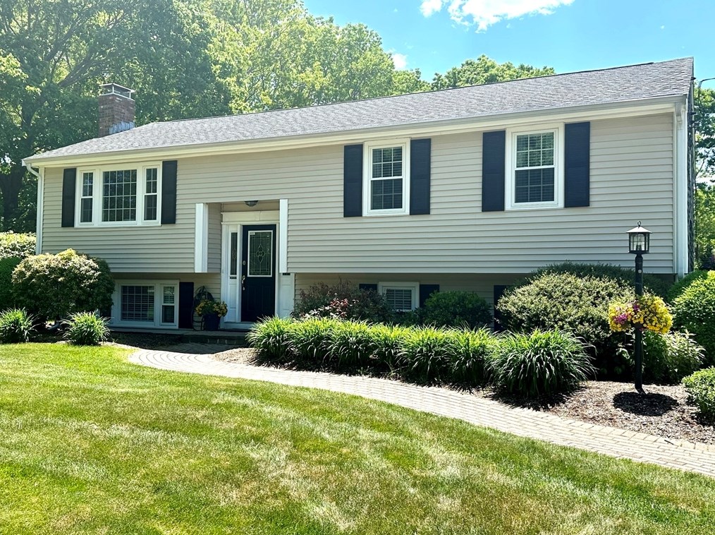 41 Worrall Rd, Plymouth, MA 02360