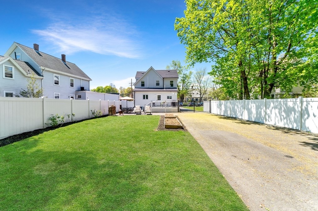 88 Oakdale Ave, Dedham MA 02026-3204 exterior