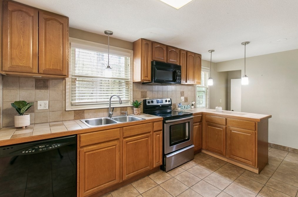 494 Tiffany St, Springfield MA  01108-3346 exterior