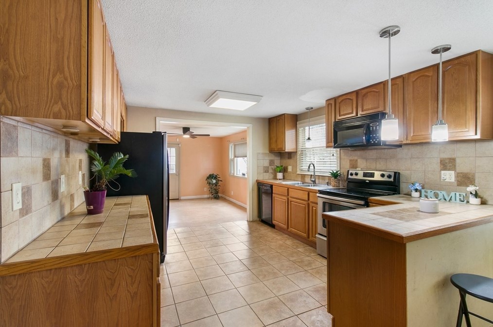 494 Tiffany St, Springfield MA  01108-3346 exterior