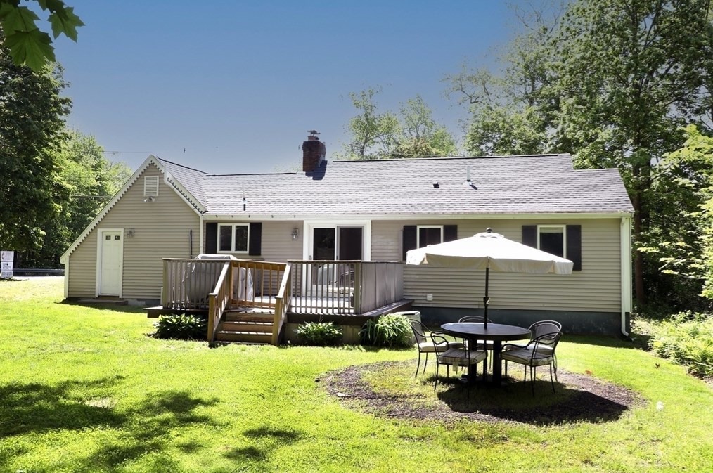 233 Park St, North Reading MA 01864-2573 exterior