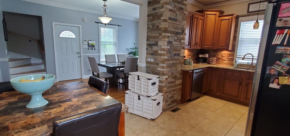 184 Matthew St, New Bedford MA 02740-1212 exterior