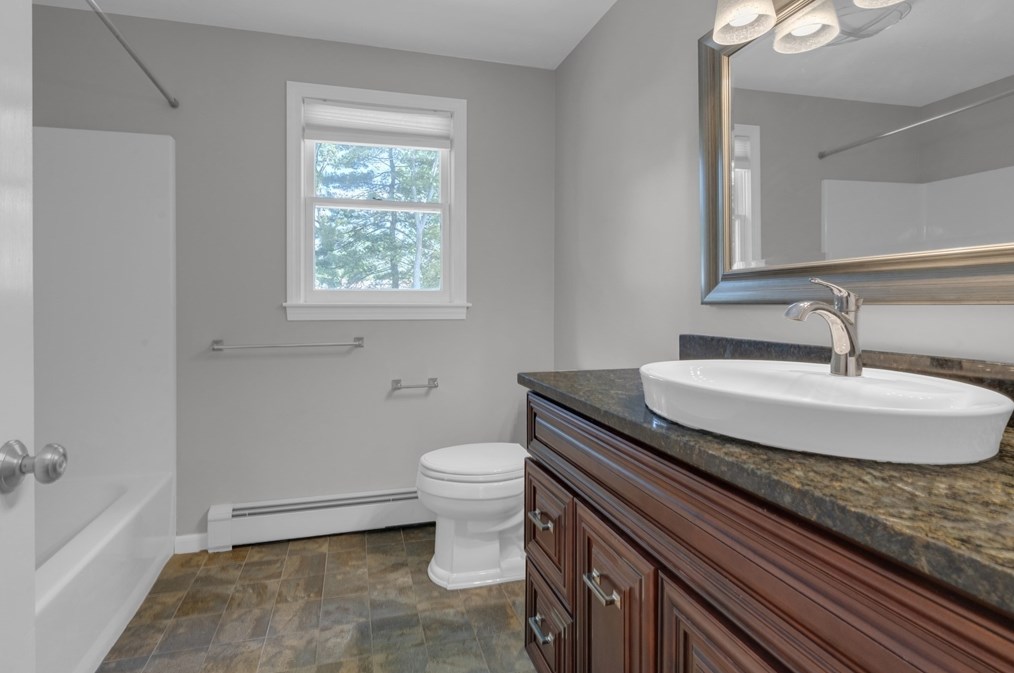 8 Hawthorne Dr, Walpole MA 02081-3138 exterior