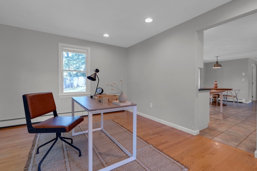 8 Hawthorne Dr, Walpole MA 02081-3138 exterior