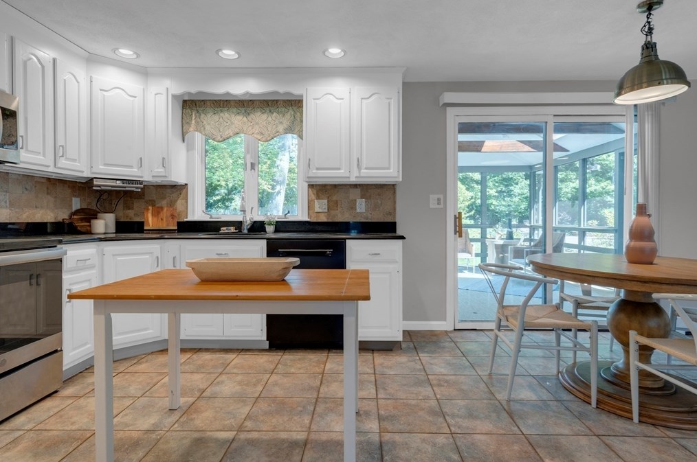 8 Hawthorne Dr, Walpole MA 02081-3138 exterior