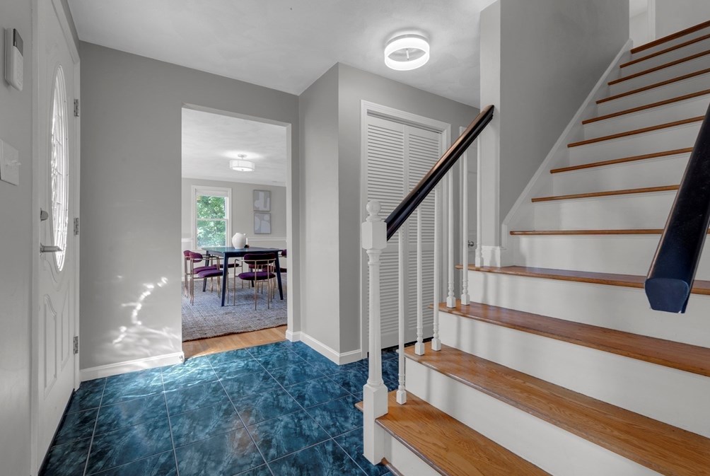 8 Hawthorne Dr, Walpole MA 02081-3138 exterior