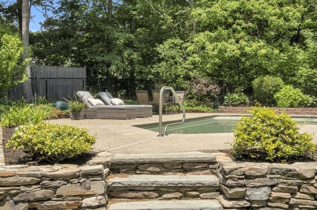 8 Hawthorne Dr, Walpole MA 02081-3138 exterior