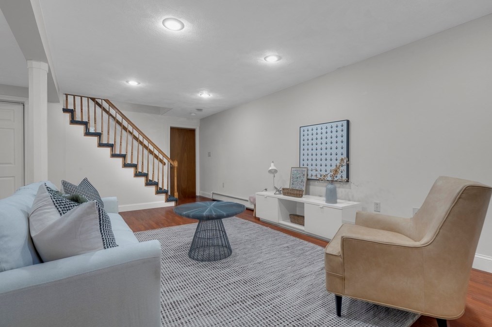 8 Hawthorne Dr, Walpole MA 02081-3138 exterior