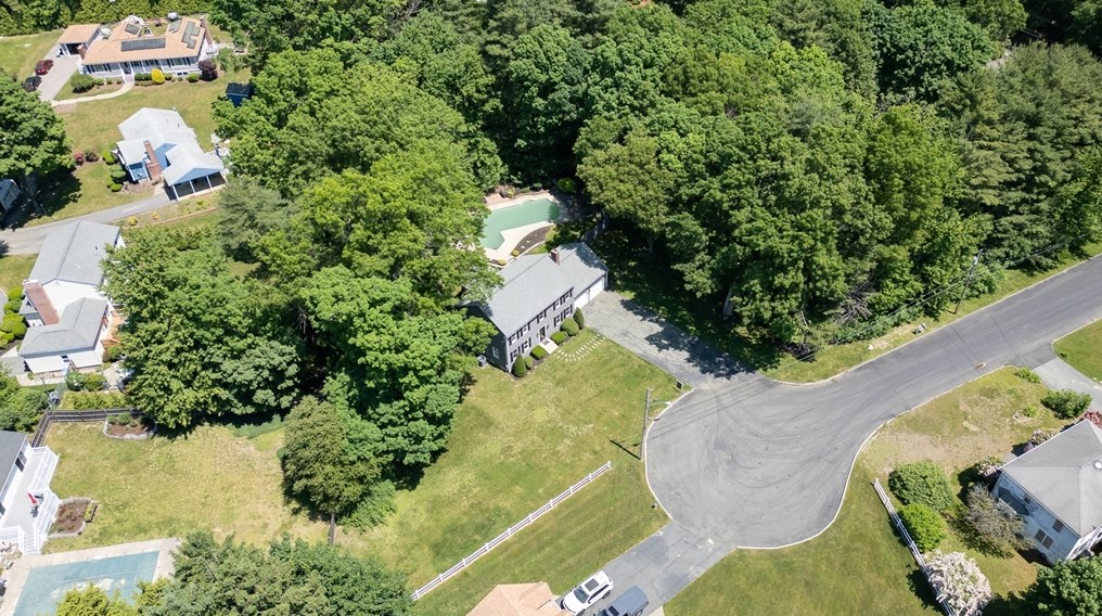 8 Hawthorne Dr, Walpole MA 02081-3138 exterior