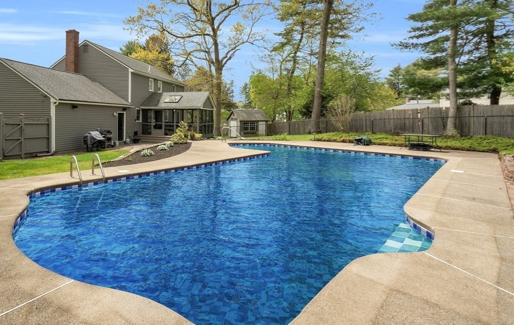 8 Hawthorne Dr, Walpole MA 02081-3138 exterior