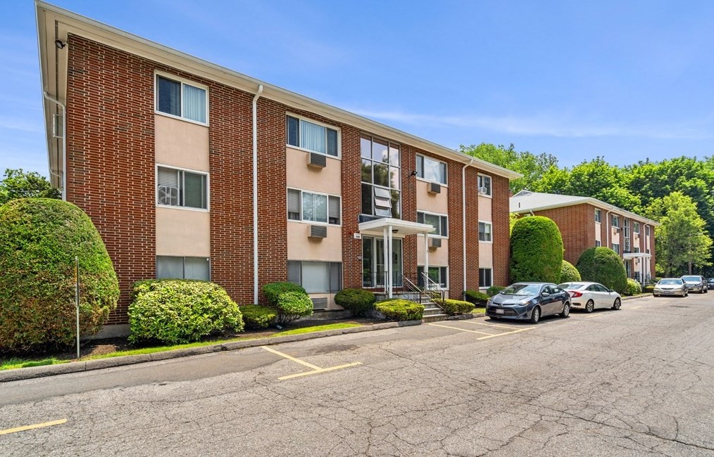 4 Albert Dr, Woburn, MA 01801-3333