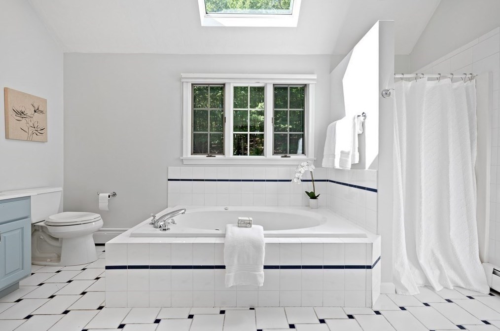 5 Hidden Mdw Ln, Southborough MA 01772-1700 exterior