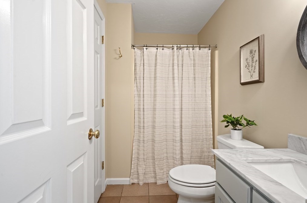 5 Hidden Mdw Ln, Southborough MA 01772-1700 exterior