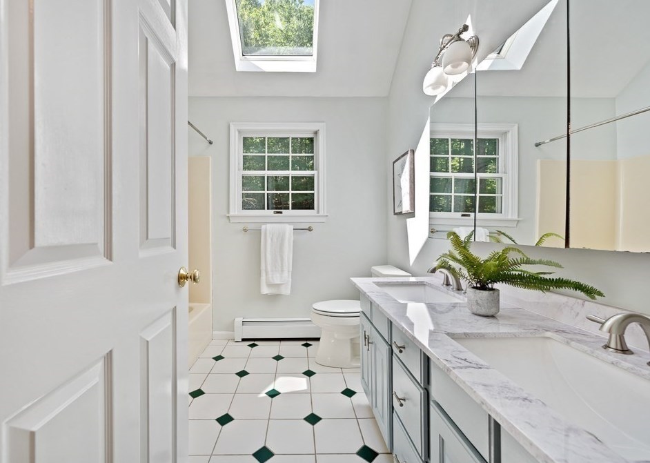 5 Hidden Mdw Ln, Southborough MA 01772-1700 exterior