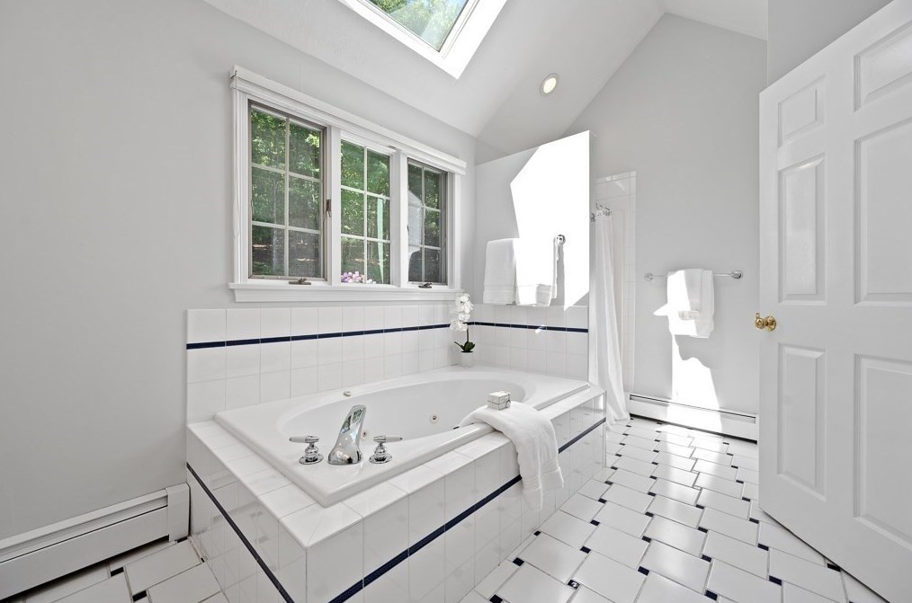 5 Hidden Mdw Ln, Southborough MA 01772-1700 exterior