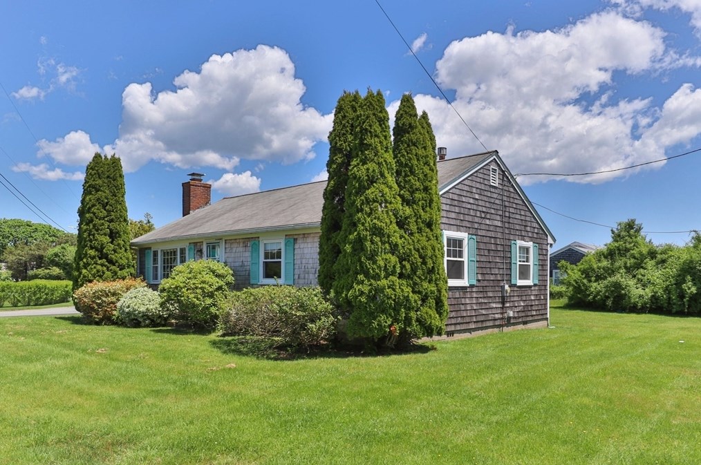24 Fresh River Ln, Falmouth, MA 02540 exterior