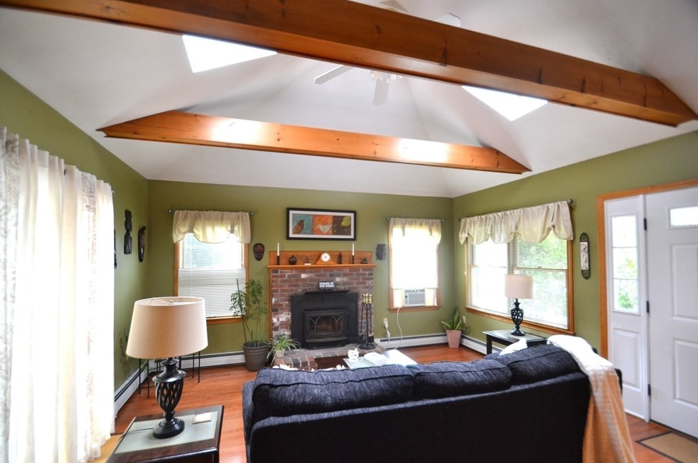 25 Clarence Ave, East Bridgewater MA 02324-2607 exterior