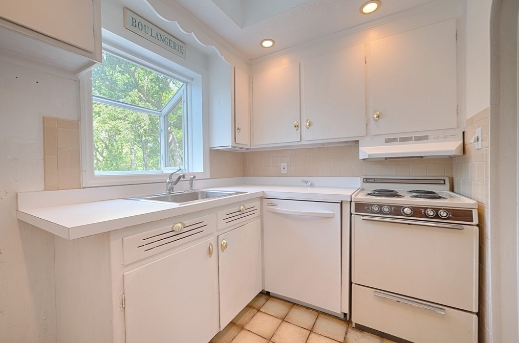 16 Leslie Ave, Weymouth MA 02188-3416 exterior