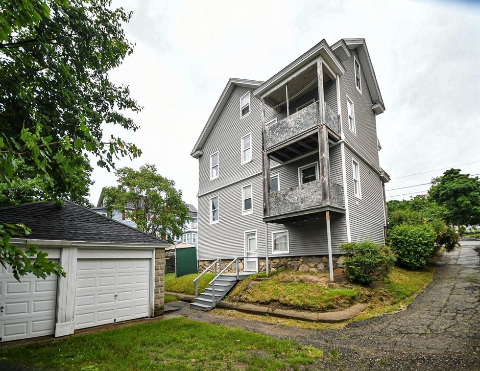 86 Jennings St, Lawrence MA  01841-3221 exterior