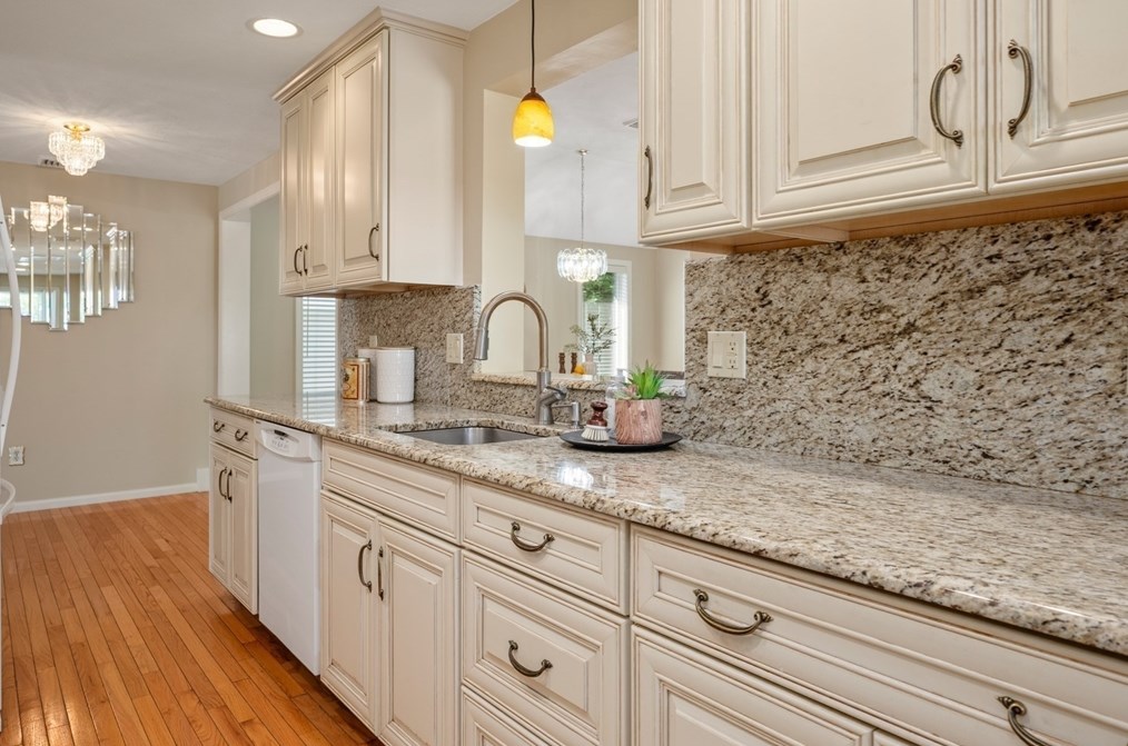 27 Diane Rd, Peabody MA 01960-5037 exterior